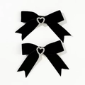 Dettaglio di fermagli per capelli in velluto con un cuore di strass scintillante al centro - Nero