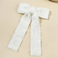 Detalle de lazo para el pelo en tejido blanco tipo peluche con cintas largas y textura suave - Blanco