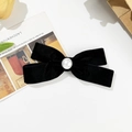 Dettaglio di un fermaglio per capelli vintage in velluto nero con grande perla centrale - Nero