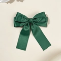 Détail de la pince à cheveux nœud en satin vert foncé avec texture soyeuse élégante - Vert Foncé