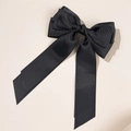 Detalle de un clip para el pelo con lazo de cinta de grosgrain negro y cintas largas en beige - Negro