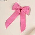 Detalle de horquilla con lazo de cinta acanalada rosa y cintas largas sobre fondo beige - Rosa Rojo