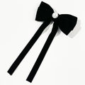 Detailaufnahme einer schwarzen Samtschleife mit großer Perle und langen eleganten Bändern - Schwarz