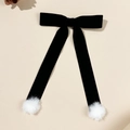 Detalle de un elegante lazo de terciopelo negro con cintas largas y pompones blancos - Negro