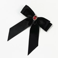 Detalle de la pinza para el pelo con lazo de satén negro y cristal rojo rubí central - Negro