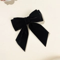 Détail d'un nœud papillon en velours noir élégant avec design double couche et rubans - Noir