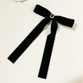 Détail d'un nœud en velours noir avec un rubis rectangulaire et des cristaux - Noir