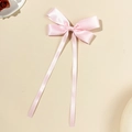 Détail du nœud papillon en satin rose tendre avec de longs rubans fluides pour cheveux - Rose