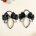 Dettaglio di fiocchi per capelli in raso nero con cuori di strass argentati e lunghi nastri - Nero