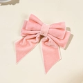 Detalle de horquilla de lazo en terciopelo rosa claro con elegantes cintas colgantes - Rosa
