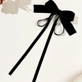 Detalle del elegante lazo de terciopelo negro con cintas largas y fluidas para el pelo - Negro