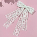 Eleganter weißer Blumen-Spitzen-Haarclip mit langen Bändern auf zartrosa Hintergrund - Weiß