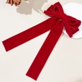 Elegante fermaglio per capelli in velluto rosso con lunghi nastri su sfondo estetico francese - Rosso
