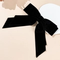 Detalle del elegante pasador de lazo de terciopelo negro con cintas largas de seda - Estilo de cinta larga de doble capa / Negro