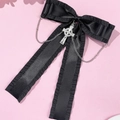 Detail einer Gothic Haarklammer mit schwarzer Schleife, Silberkreuz und Metallkette - Schwarz