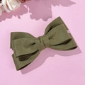 Barrette nœud élégante vert foncé en feutrine épaisse sur fond rose doux - Vert olive