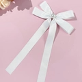 Dettaglio del fiocco in raso bianco con perla centrale e lunghi nastri eleganti - Bianco