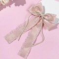Detailansicht der rosa Ballet-Haarklammer mit Schleife, Plissee-Kante und Satinband - Rosa