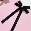 Dettaglio del fermaglio a fiocco in raso nero con una perla bianca centrale elegante - Nero