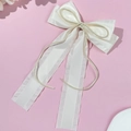 Detailansicht der weißen Satin-Schleife mit langen Bändern und beigem Knotendetail - Beige