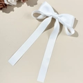Dettaglio del fermaglio per capelli a fiocco bianco con lunghi nastri eleganti in tessuto - Bianco