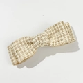 Detailansicht der Tweed-Haarklammer mit eleganter Webstruktur und cremefarbenen Tönen - Beige-Gold Weboptik (2#)