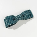 Makroaufnahme einer eleganten Haarspange mit blau-weißer Tweed-Schleife Textur - Blau-Weiße Weboptik (1#)