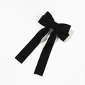 Detailansicht der eleganten schwarzen Samtschleife-Haarspange mit langen Bändern und Feder - Schwarz