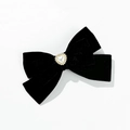 Dettaglio del fermaglio a fiocco in velluto nero con cuore di perle in stile vintage - Nero