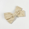 Detailaufnahme der beigen Tweed-Textur und des Webmusters an der eleganten Haarklammer - Creme-Beige Weboptik (4#)