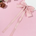 Detailansicht der rosa Satin-Schleife Haarklammer mit langen Bändern und Seidenglanz - Rosa