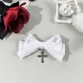 Detalle de un lazo de encaje gótico blanco con un colgante de cruz plateado de estilo retro - Blanco