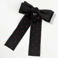 Detalle de un pasador negro grande con lunares rojos y cintas largas elegantes - Negro