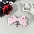 Detalle de lazo de encaje rosa con colgante de cruz plateada de estilo gótico - Rosa Claro