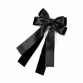 Detalle de las cintas de raso y terciopelo negro en este elegante pasador de pelo - Negro