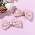 Vista dettagliata dei fermagli per capelli in raso rosa con strass a cuore in set da due - Rosa