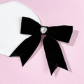 Detalle de horquilla de lazo en terciopelo negro con un corazón de diamantes de imitación - Negro
