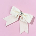 Detalle del pasador de lazo de terciopelo crema con un corazón de diamantes de imitación - Beige