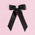Dettaglio del fiocco in raso nero con perla a cuore e nastri con strass - Nero