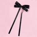 Detail einer eleganten schwarzen Satin-Schleife Haarspange mit langen Bändern auf Rosa - Schwarz