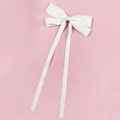 Detail von elegantem weißem Satin-Schleifen-Haarclip mit langen Bändern auf rosa Grund - Weiß