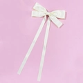Nahaufnahme einer eleganten cremefarbenen Satin-Haarschleife mit langen Bändern - Beige