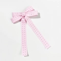Detail einer rosa Schleifen-Haarspange mit Wellenstruktur und silbernen Strasssteinen - Rosa