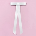 Eleganter weißer Satin-Haarclip mit langen Bändern auf sauberem rosa Hintergrund - Federclips / Weiß