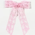 Detailansicht der hellrosa Spitzen-Haarschleife mit eleganten langen hängenden Bändern - Rosa