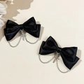 Schwarze Satin-Schleifen-Haarspangen im Gothic-Punk-Stil mit silbernen Kreuzketten auf Beige - Schwarz