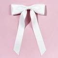 Detalle del lazo para el cabello de satén blanco con cintas en fondo rosa - Blanco
