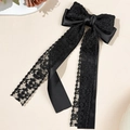 Detailaufnahme einer schwarzen Spitzen-Schleife Haarspange mit eleganten langen Bändern - Schwarz