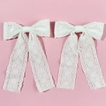 Détail de pinces à cheveux en dentelle blanche avec motifs floraux et longs pompons - Style 3