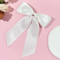 Lazo grande de satén blanco para el pelo con cintas sobre un fondo rosa suave - Blanco